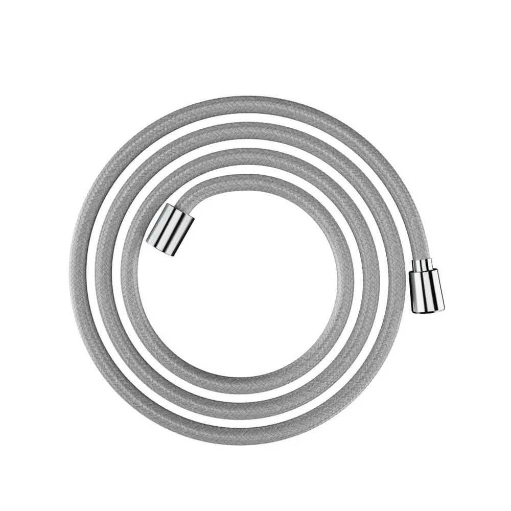 Textilbrauseschlauch mit spiralförmiger Wicklung in Grau und verchromten Enden. Produkt von Hansgrohe, geeignet für die Verbindung mit Duschsystemen.